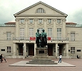 Weimar: Duits Nationaaltheater met beeld van Goethe en Schiller